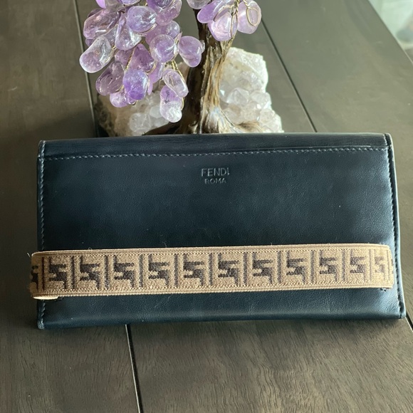 💛🖤EUC💛🖤 FENDI two-tone leather, 12-card slot wallet ❤️‍🔥🖤💛 - Picture 9 of 9